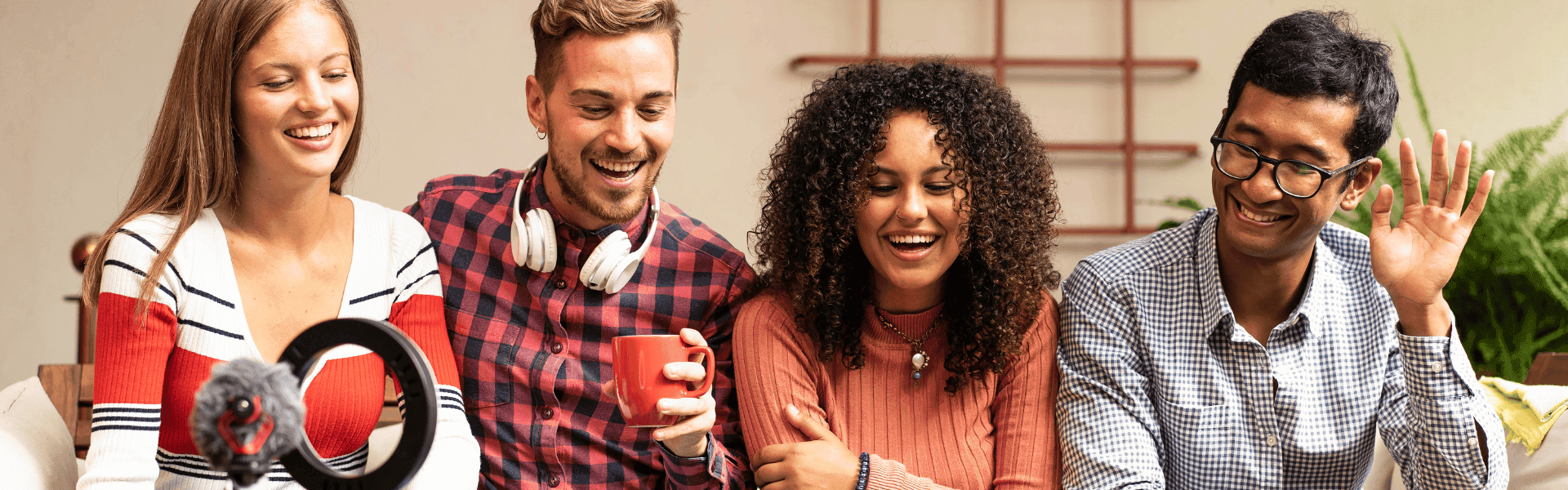 Junge Mitarbeiter sitzen nebeneinander auf einer Bank aus der Generation Z 