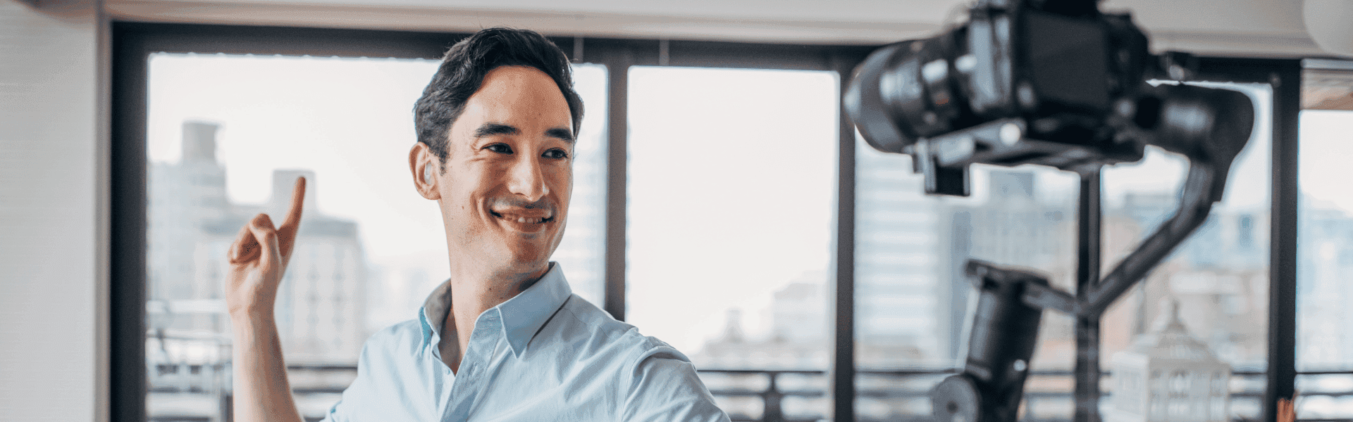 Influencer dreht ein Video im Büro
