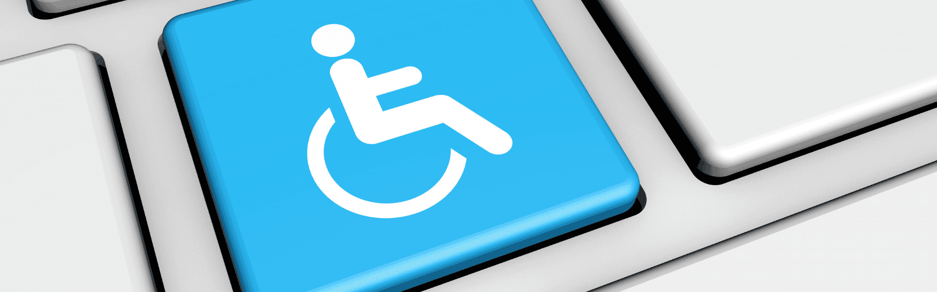 Computertastatur hat eine blaue Taste mit einem Rollstuhl als Symbol für die Barrierefreiheit 