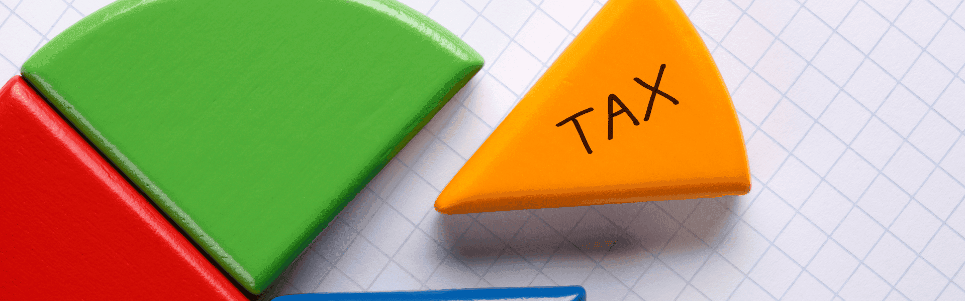 Bauklötze bilden ein Kuchendiagramm und sind mit dem Wort Tax beschriftet