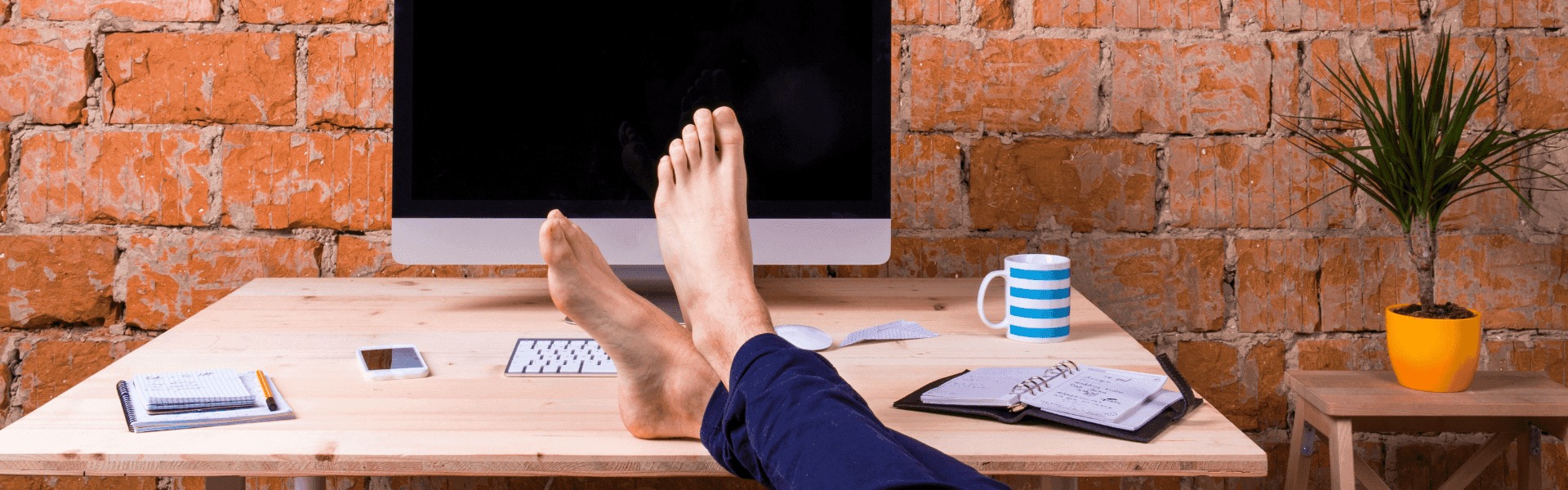 Tag der Jogginghose in der Steuerbranche – Füße hoch im Homeoffice. Komfortabel arbeiten und trotzdem produktiv bleiben – flexible Dresscodes im modernen Arbeitsalltag.