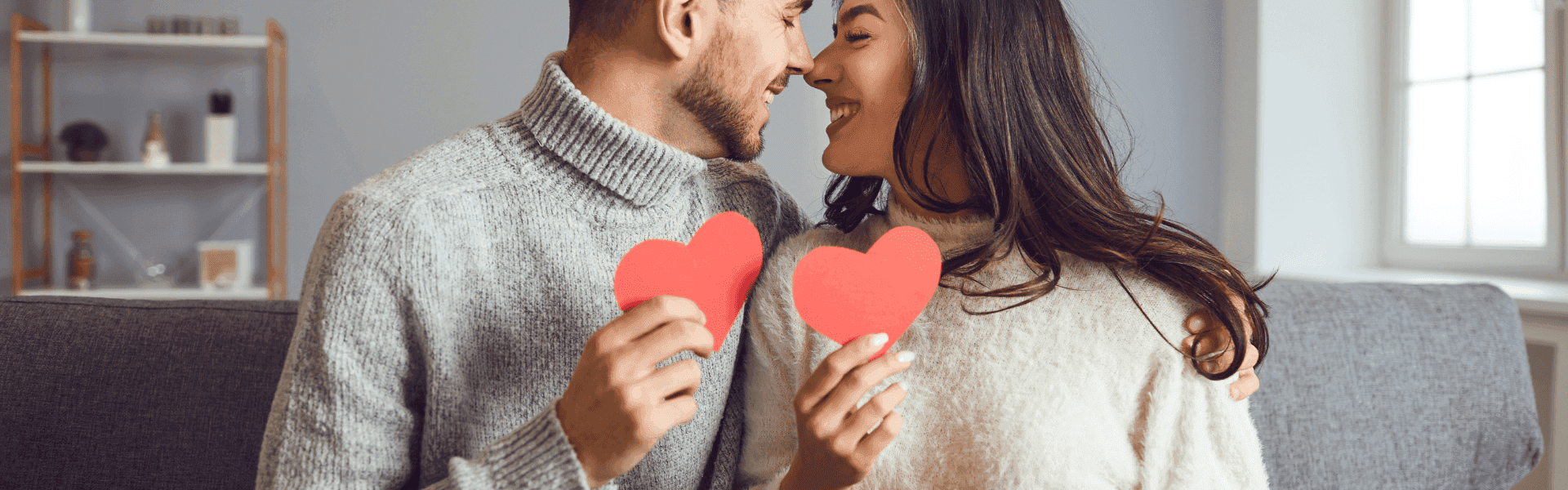 Liebe in der Steuerbranche – ein verliebtes Paar hält Herzsymbole in den Händen. Steuerliche Vorteile für Verheiratete und Tipps zur gemeinsamen Finanzplanung am Valentinstag.