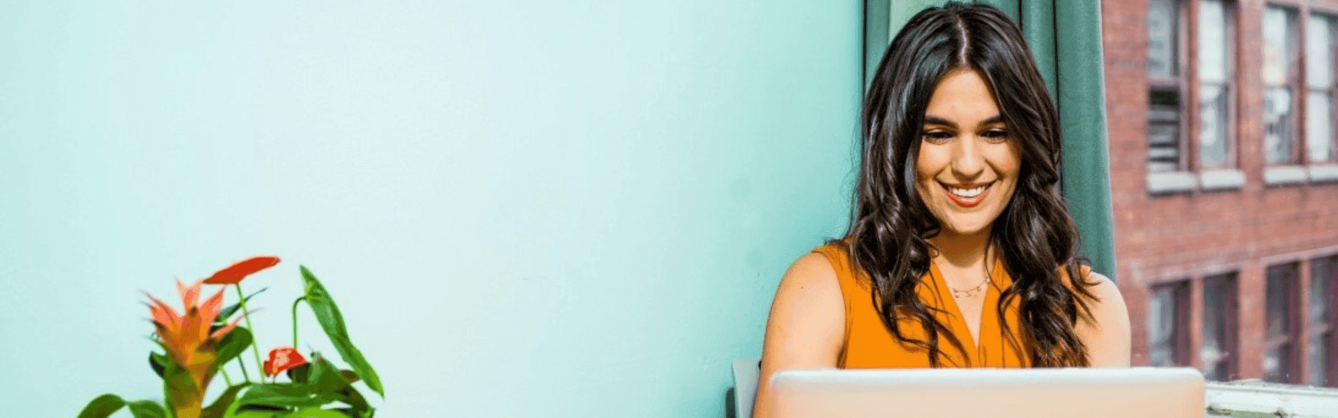 Selbstständig in der Steuerbranche – glückliche Steuerberaterin am Laptop plant ihre Kanzlei. Tipps für den erfolgreichen Start in die Selbstständigkeit.