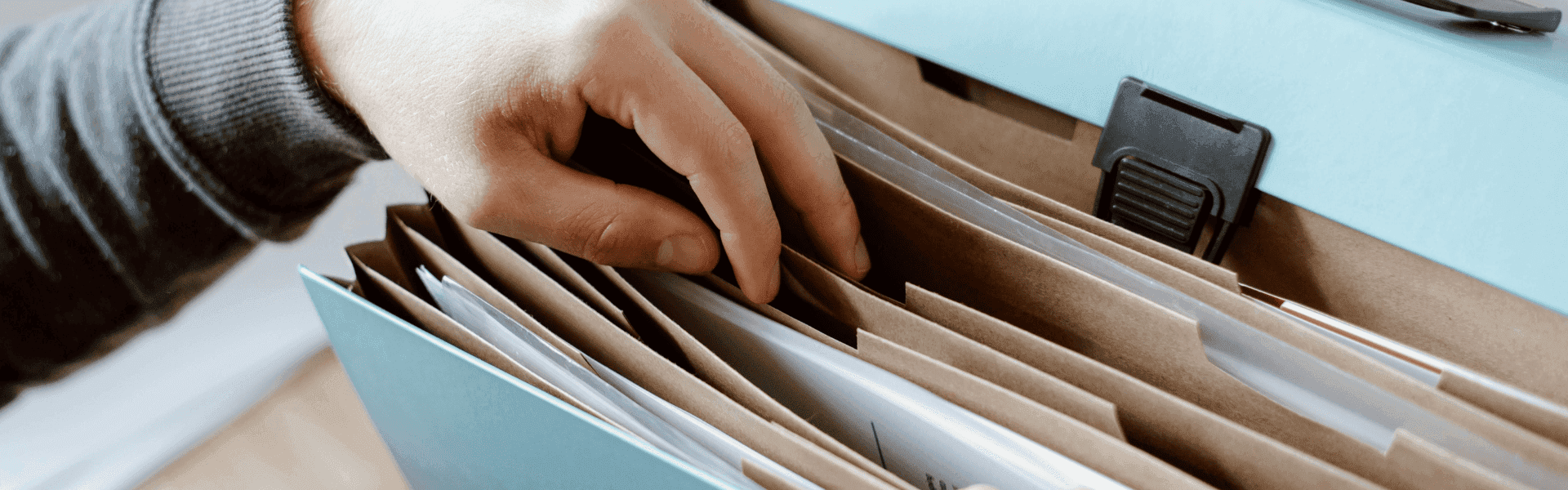 Unterschied zwischen Finanz- und Bilanzbuchhalter – Ordner mit Dokumenten symbolisiert Buchhaltungsprozesse. Finanzbuchhaltung für laufende Geschäftsvorfälle, Bilanzbuchhaltung für Abschlüsse.