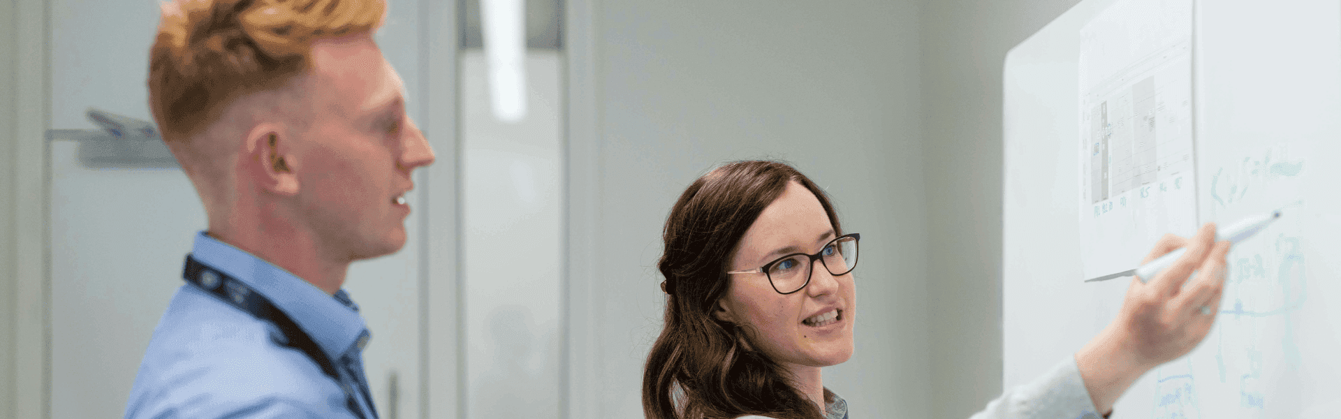 Als Lohnbuchhalter bist Du für die Buchhaltung bezüglich der Gehälter und Löhne zuständig.